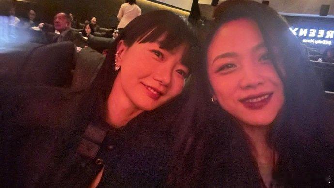 汤唯裴斗娜自拍 汤唯晒了自己和裴斗娜的自拍，两大女神同框，好爱看美女贴贴，眼睛要
