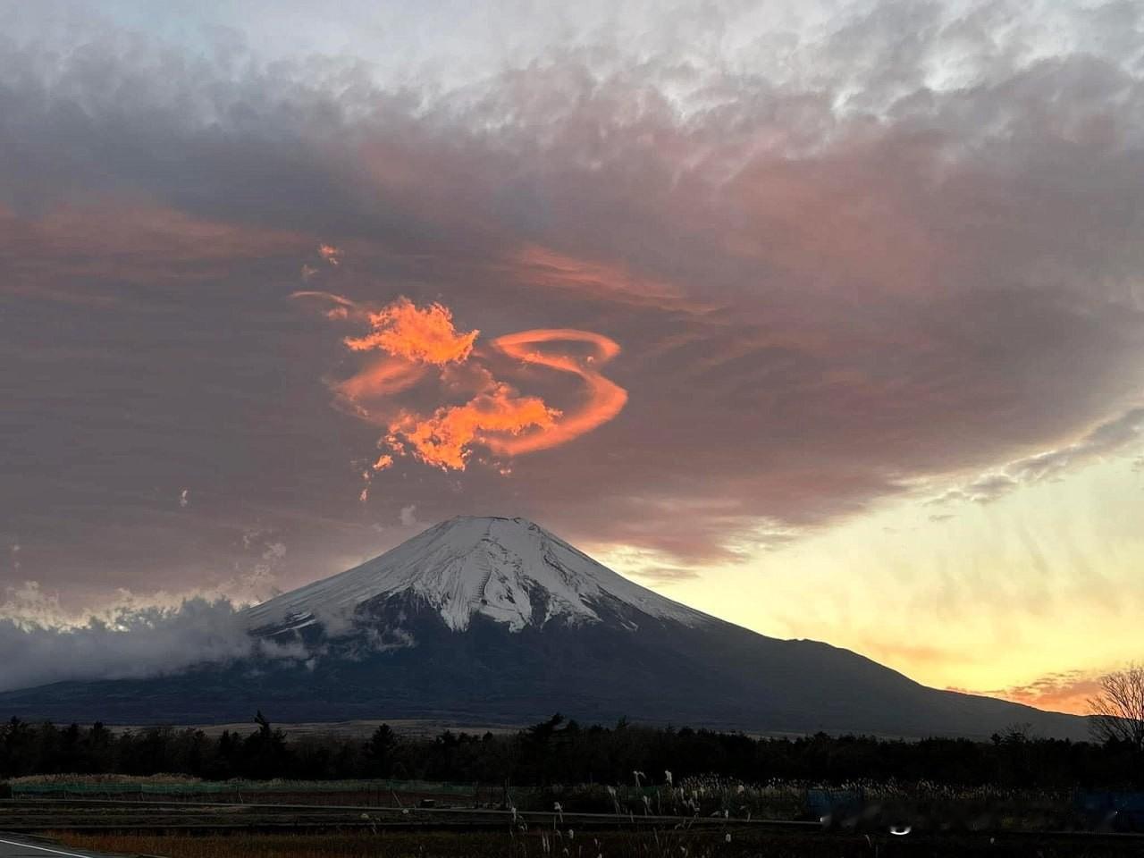 近期在富士山上出现的龙形云朵