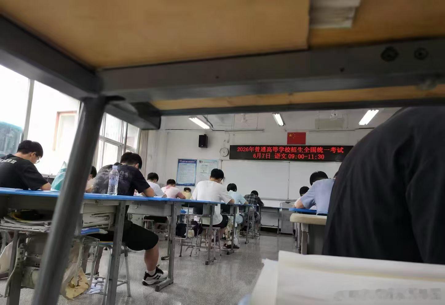 高考 这张图足够可以晒很久了但话说，同学你拍摄设备是怎么带进去的
