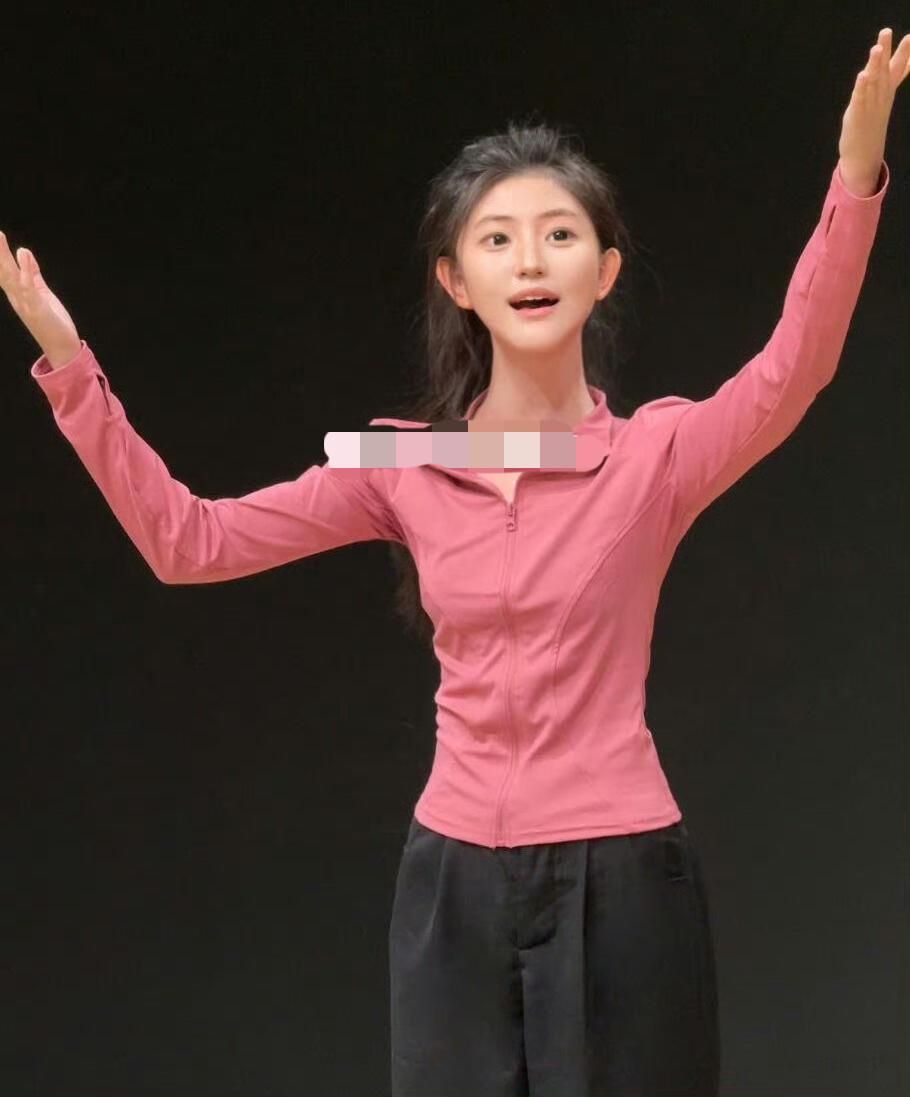 被夸为甘肃神颜的一名艺考生，
据说上镜美得惊为天人，
但现实中真的是太瘦太骨感了