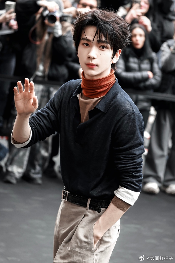 余承恩男大爆改男模 余承恩完全男大爆改男模来的从以前顺毛卫衣的邻家男孩，一下爆改