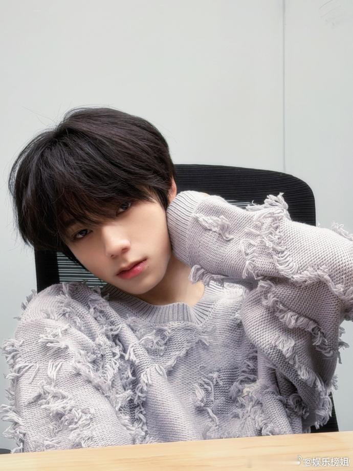 王橹杰饰演徐安博 网传王橹杰在《我们的少年时代2》里饰演的徐安博，咱就是说谁又狠