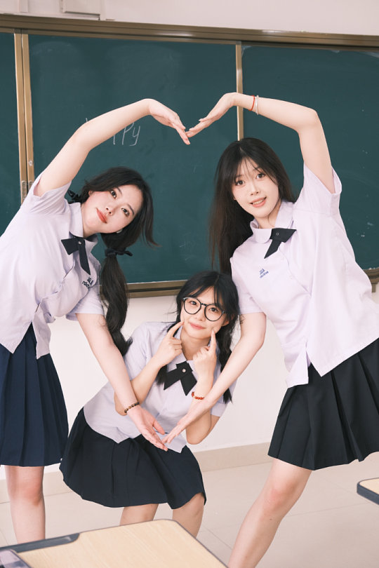韩日中女生校服变迁一套校服，照见三个国家不一样的青春叙事。日本：水手服风靡一时，