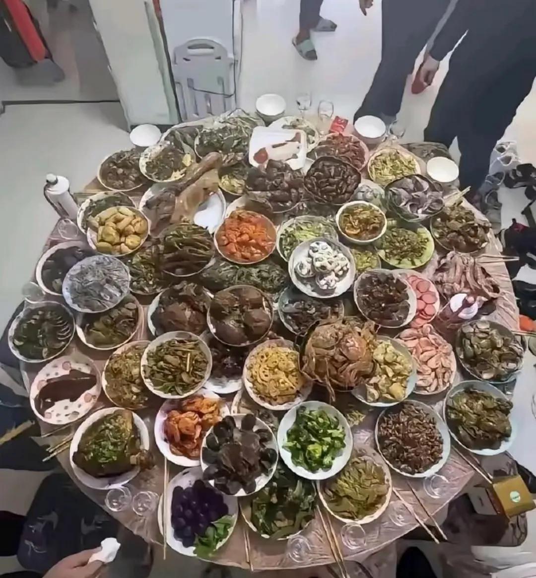 朋友邀请我去他家吃饭，这是整的满汉全席吗？
