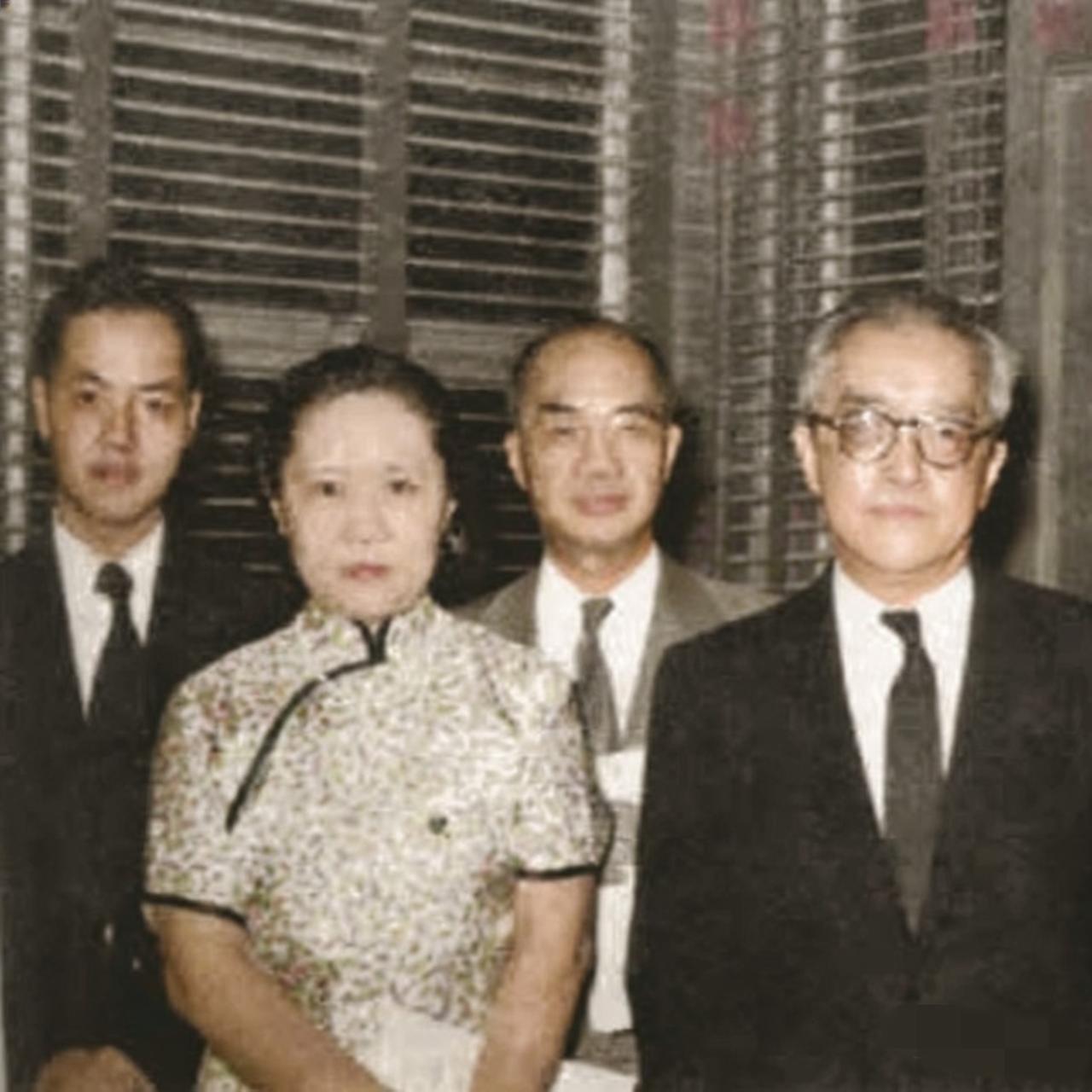 50年代，李政道和胡适，一张罕见的合影，当时的李政道才三十岁出头，看起来年轻帅气