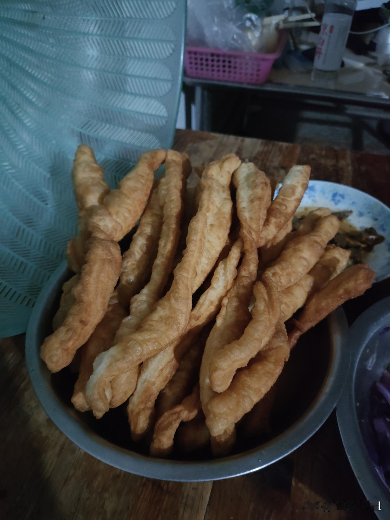 我们吃的是花生油，不炸点东西，油炒菜不香，这一次就炸油条了。油条的快乐 家庭式油