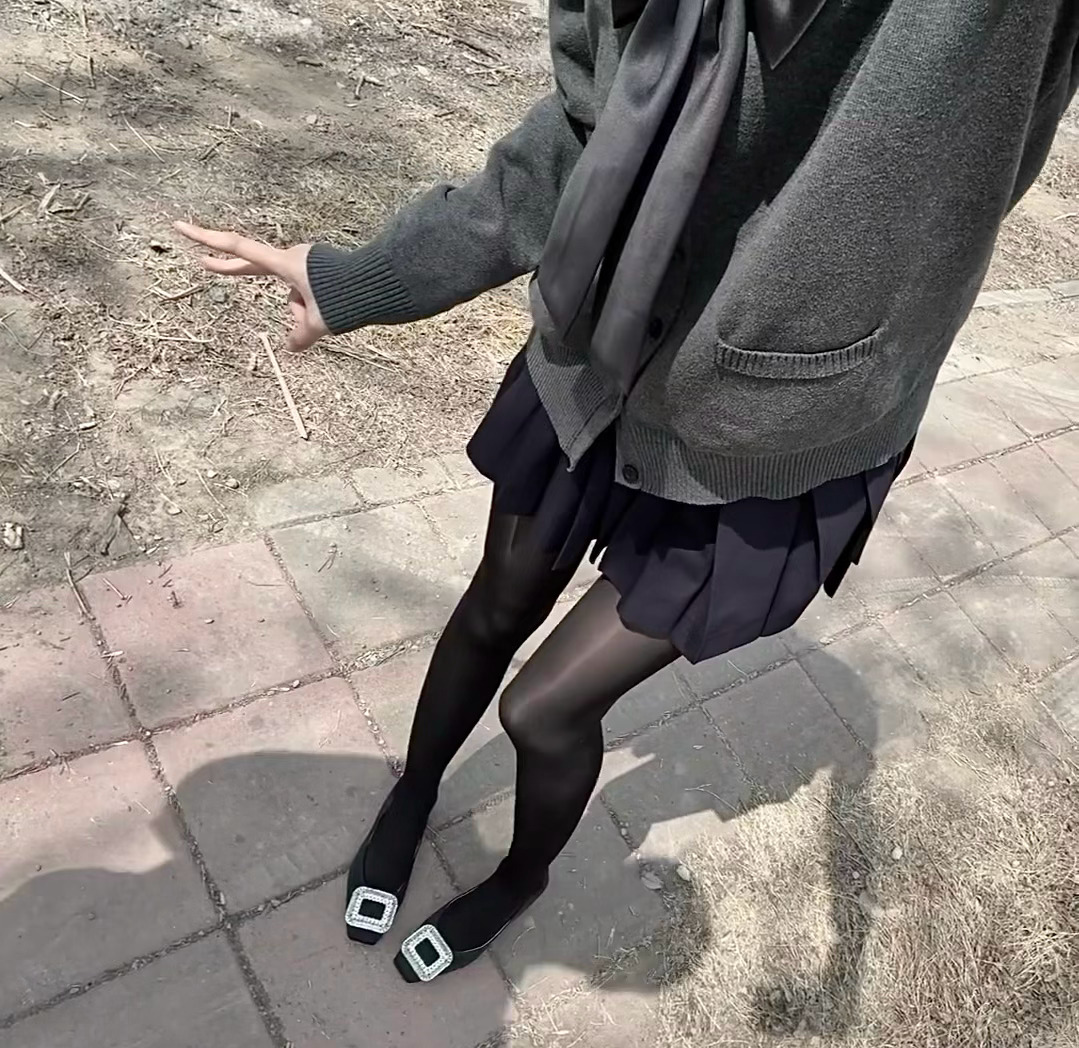灰调韩系通勤穿搭✨针织开衫 百褶裙，简约又耐看 ​​​[白蜡烛] ​​​