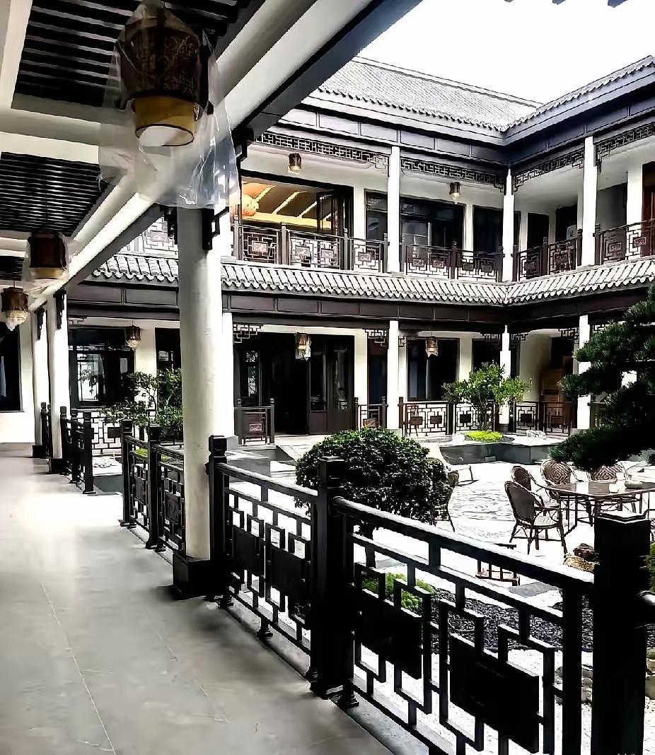 浙江台州的蒋先生今年40岁,做跨境电商年入上千万,却没卷豪车豪宅,反手联合五个兄