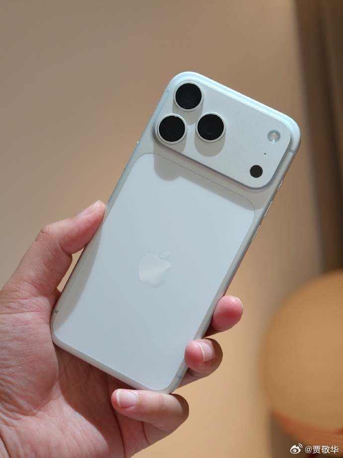 刚才朋友让我帮忙抢优惠券，他要在某电商平台买iPhone17 Pro Max。结