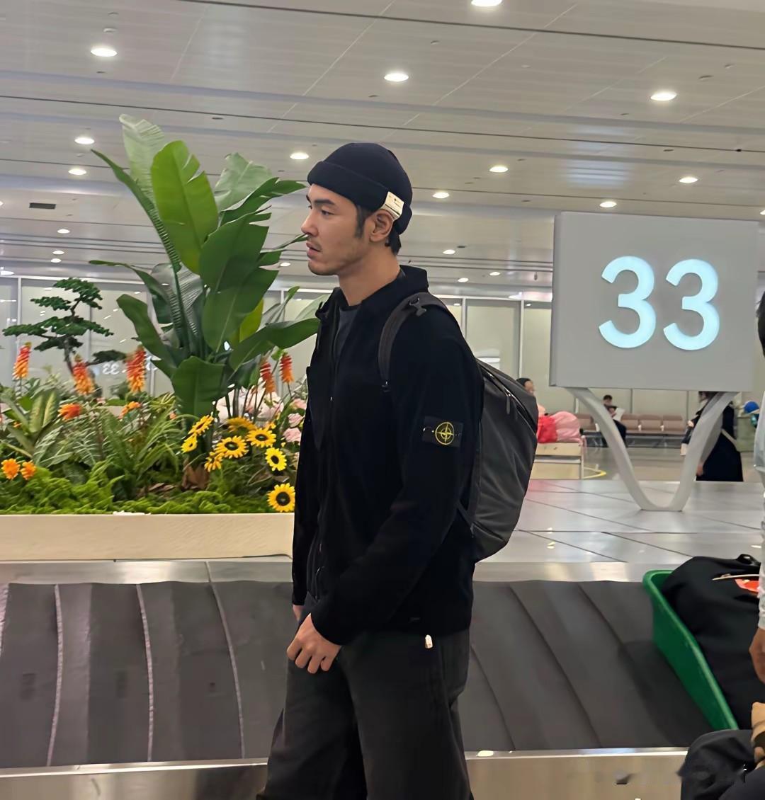 阮经天确实没有明道的霸道总裁气质，但是阮经天确实比明道更耐看。
如今42岁的阮经