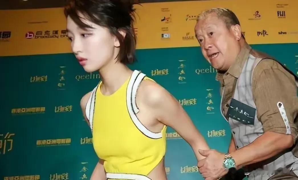 这张图片在网上引起轩然大波，周冬雨和曾志伟到底怎样的关系，周冬雨的走红是因为实力