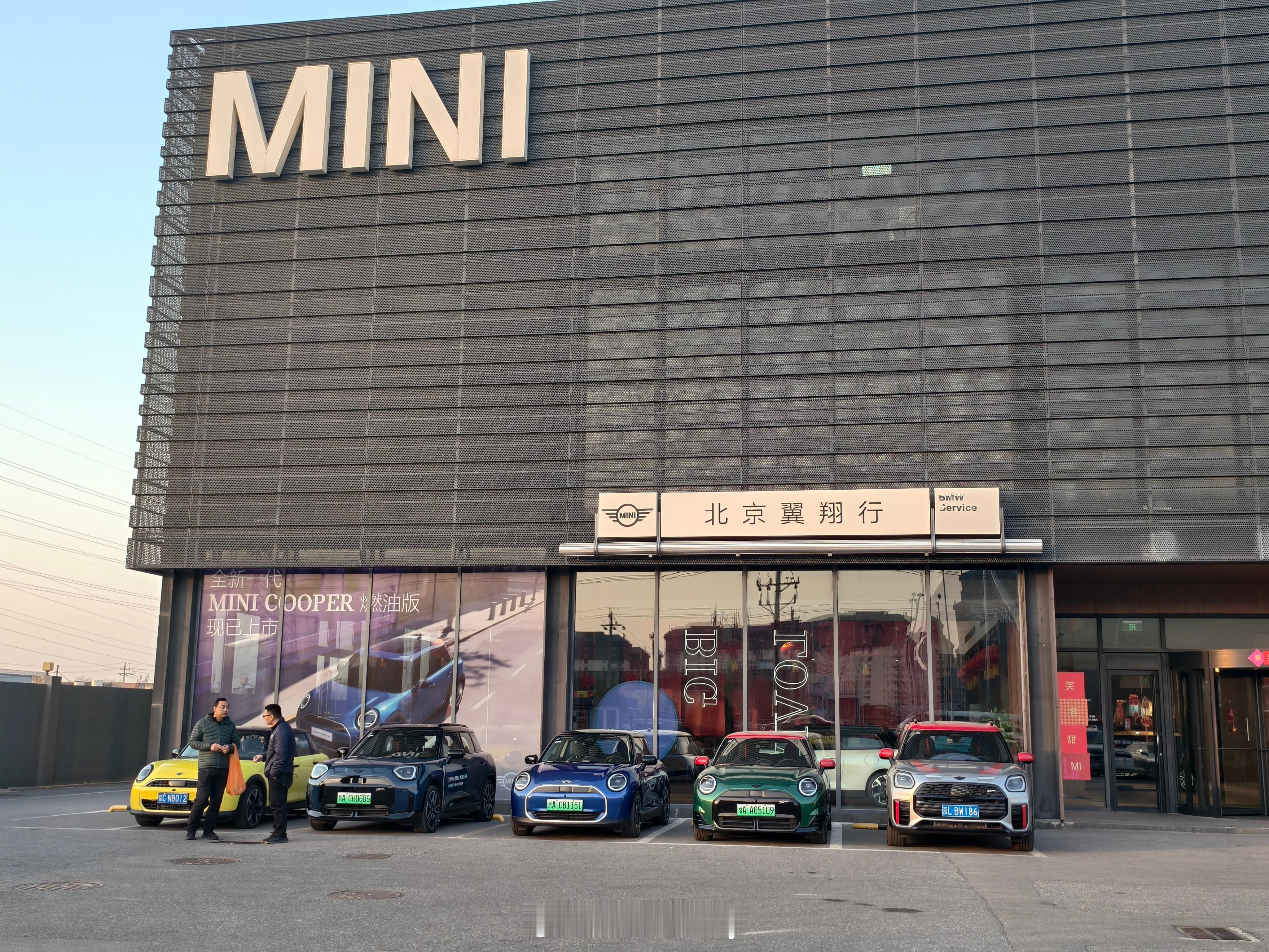 来了MINI门店才知道有一种生活方式是MINI，门店布置的太好了，超有氛围，既展
