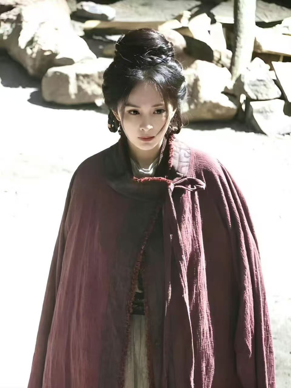 杨幂粗布麻衣难掩绝色杨幂披着麻袋都好看杨幂粗布麻衣难掩绝色，美的。真是不错 