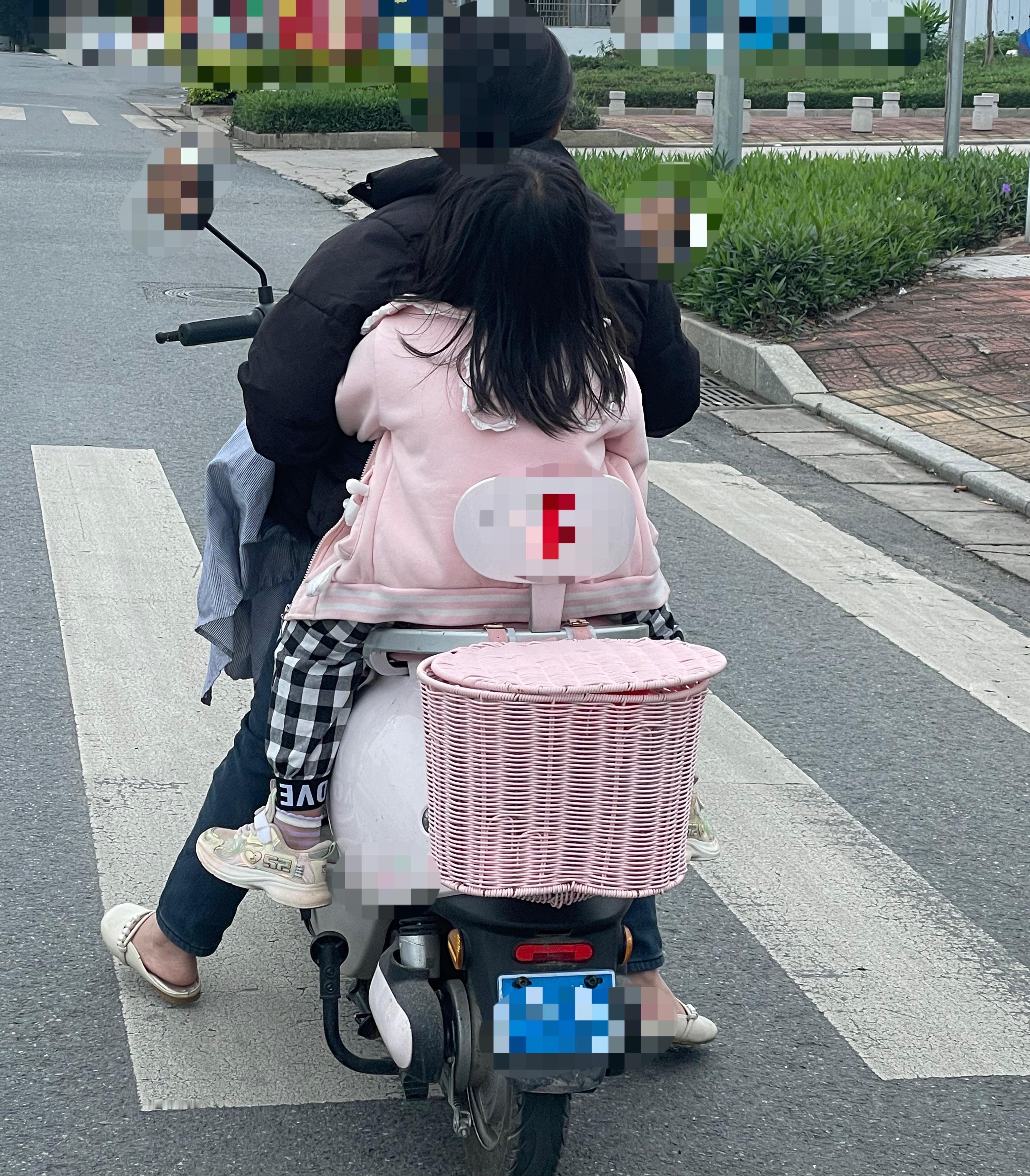 51假期玉林人穿起了厚棉服 5月4日，玉林街头马路上看见有女士骑电动车穿了厚棉服