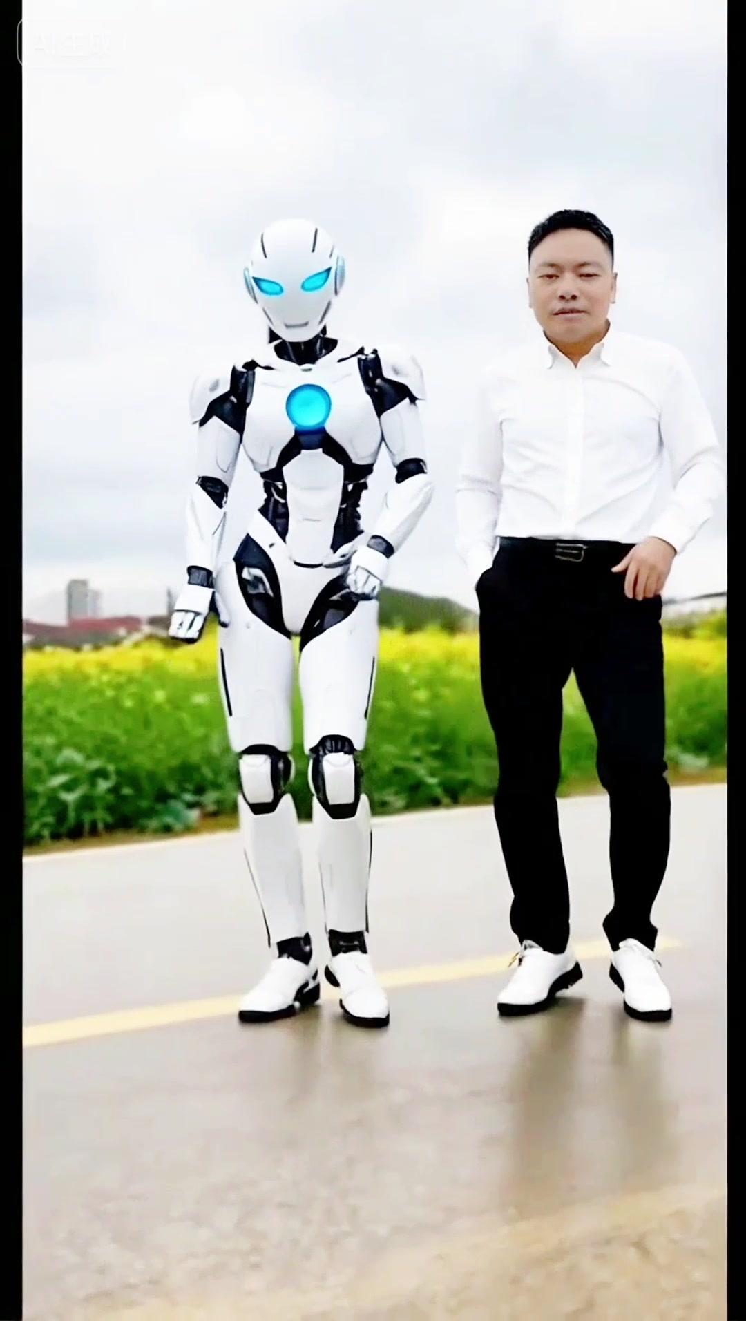 最近迷哥和机器人来了场神仙battle，谁才是舞林C位？

1️⃣迷哥的灵动：身