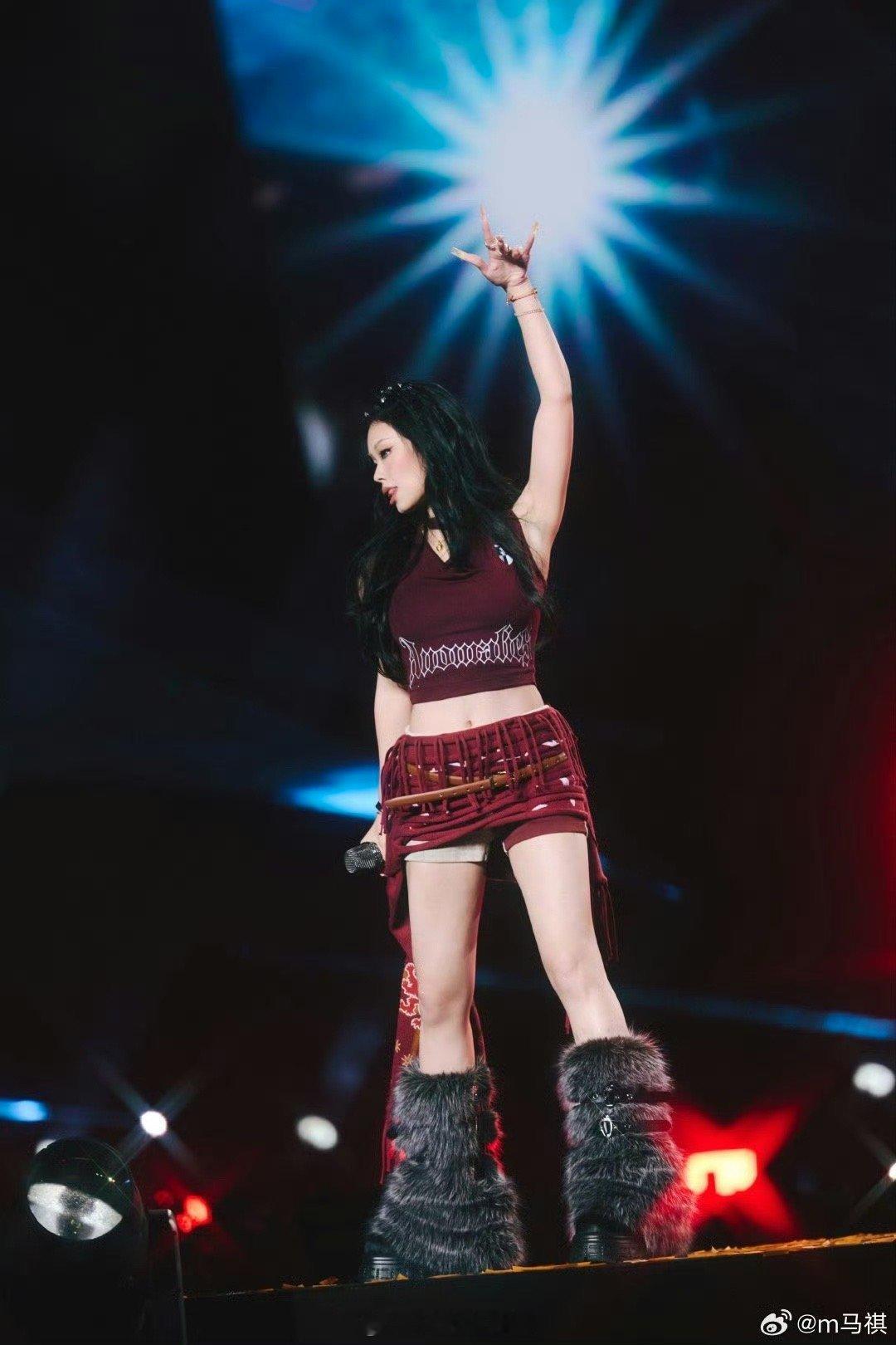 滑雪偶遇蒋敦豪和万妮达 谁说冰雪世界只有寂静？蒋敦豪万妮达用歌声打破宁静，非遗传