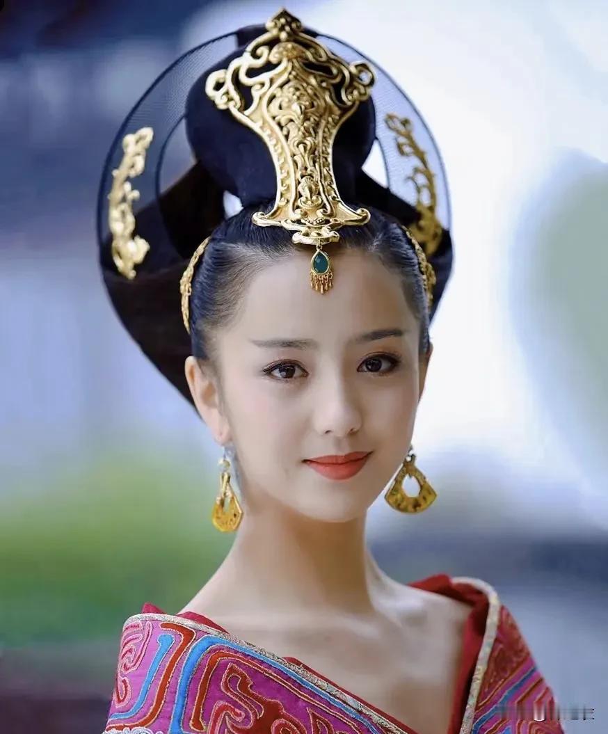 赵飞燕就是典型的靶子宠妃，因为汉成帝一把年纪了还没有儿子，赵合德又把汉成帝看的死
