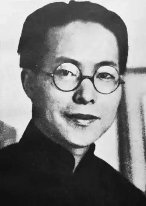 沈从文这辈子写过几百万字的情书，可到死都没被人好好抱过一下。

他是湘西走出来的