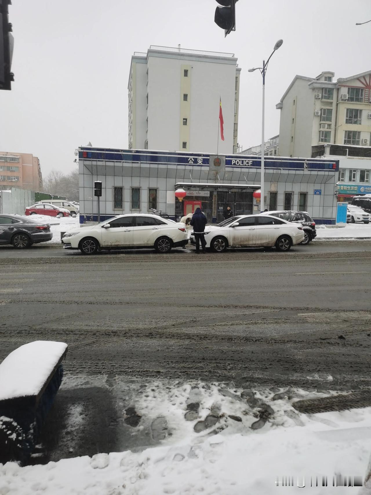 六点左右，路过一个丁字路口斑马线附近，看到俩车追尾了，两个司机在拍照，前车车头压