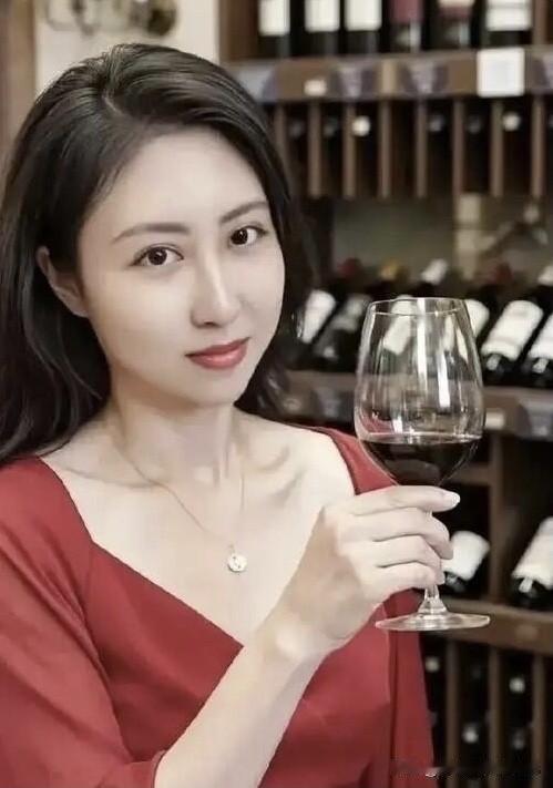 70后的诗人贾浅浅，她是一名出生于陕西的美女，有才华有颜值，感觉像她这样的女士在