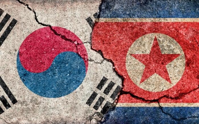 历史的天平在朝韩间开始滑向朝鲜。

当韩国总统李在明在就职一周年的记者会上，还在