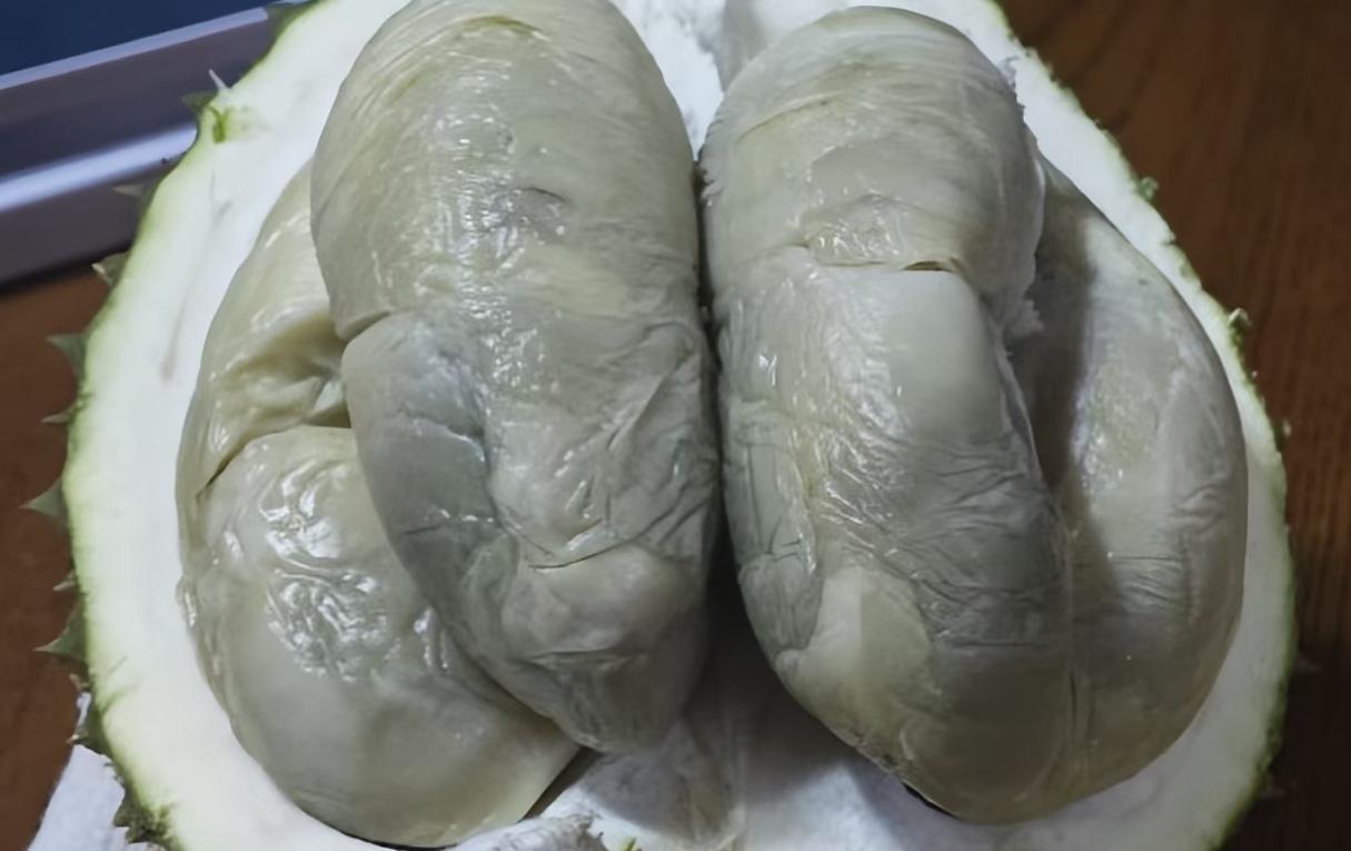 这是能吃的吗？
这榴莲是坏了吗？去超市开开心心买了个榴莲，开出个这玩意[吐][吐