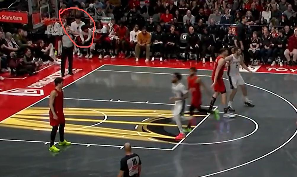 开拓者教练还有美国媒体说杨翰森不具备NBA实力，防守不行。今天开拓者打马刺，那些