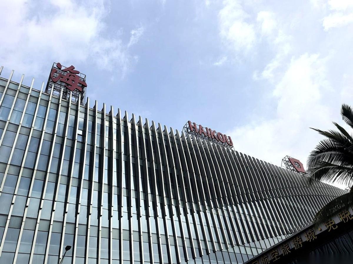 机场还是那些拖着箱子的游客，街上还是那些熟悉的面孔。
说好的“巨变”呢？风吹过来