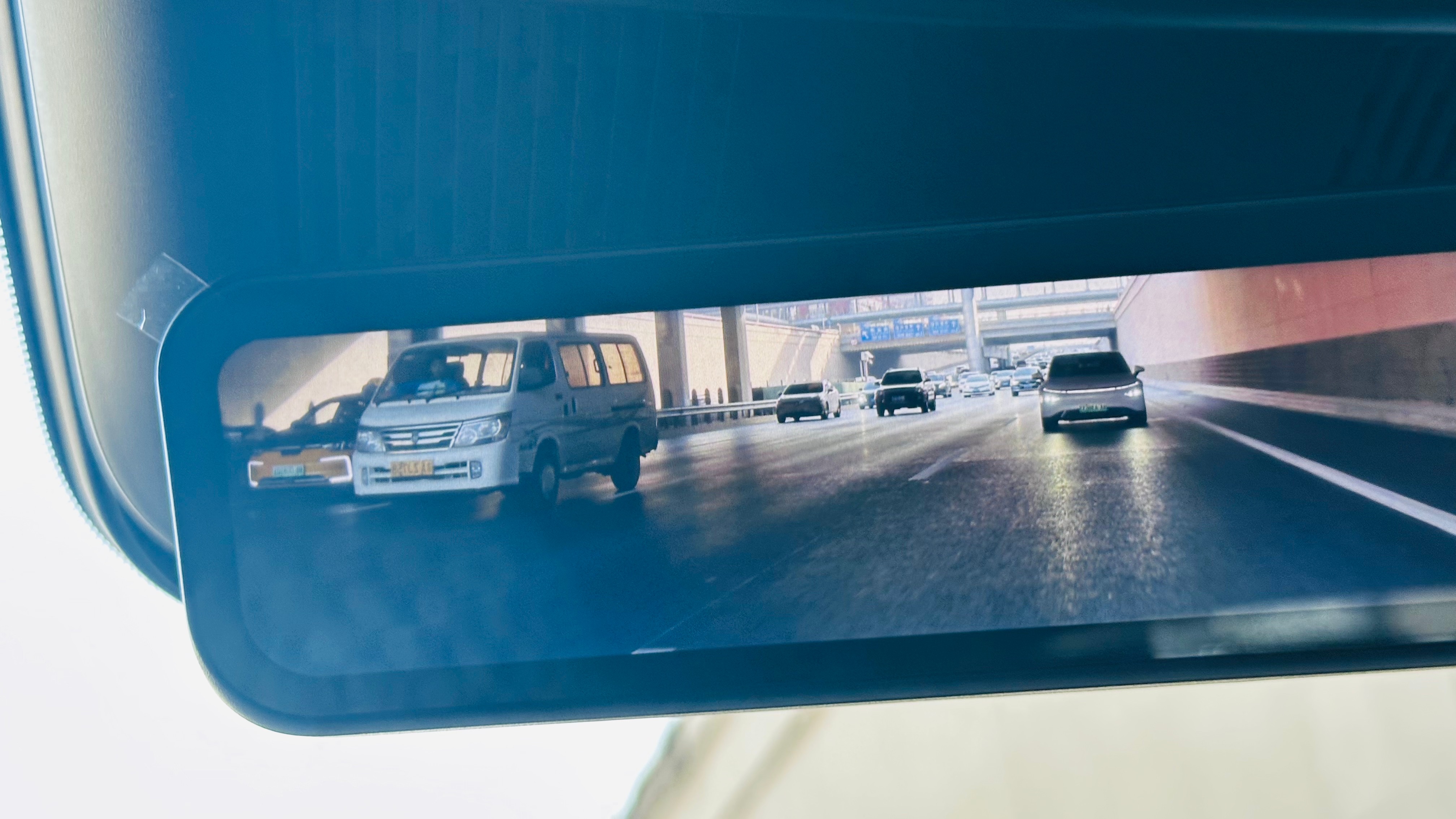 昨天，付老师跟我发现了一个流媒体后视镜的新用法。现在很多车流媒体后视镜，是有滤镜