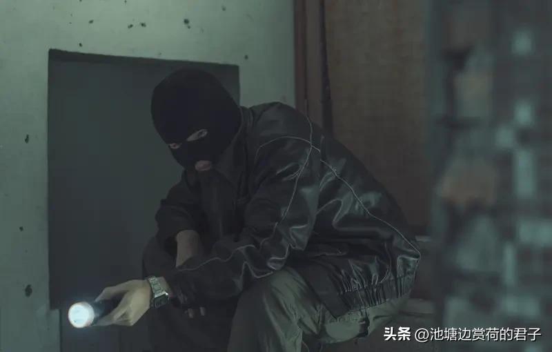 之前在新闻上看到过一起超猖狂的抢劫案。有个劫匪直接冲进一家金店，大白天的，店里还