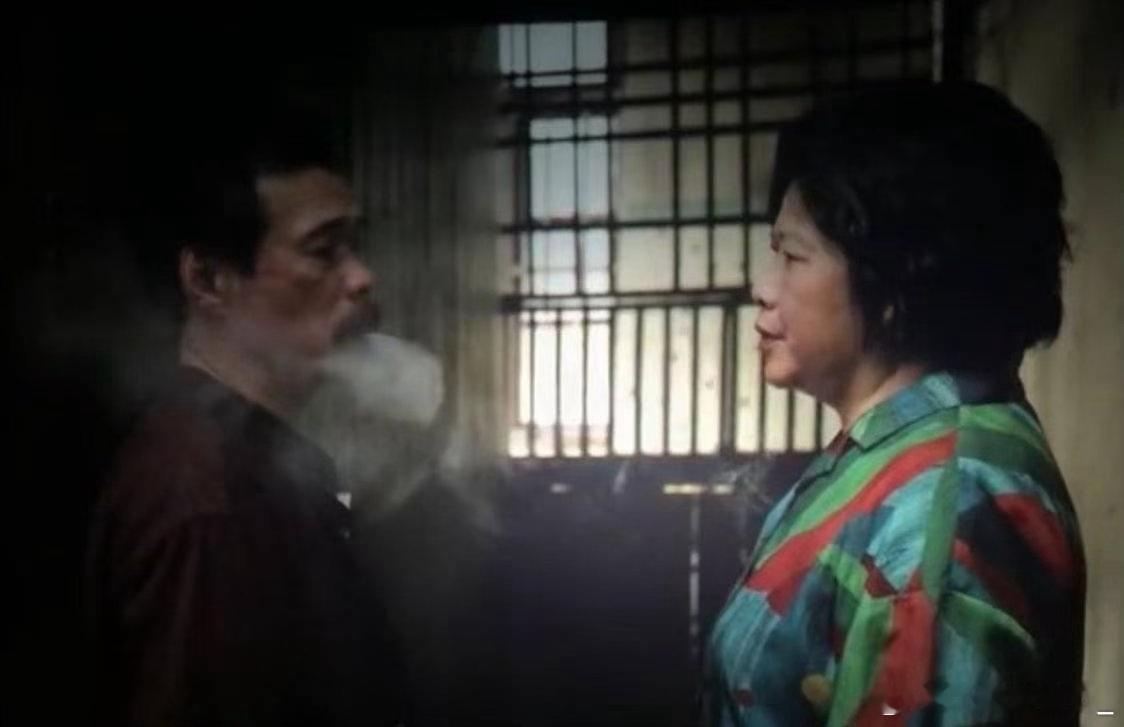给阿嬷的情书南枝爸爸戏里戏外都是开心果 看着不太靠谱，实则比谁都清醒！戏里用搞笑