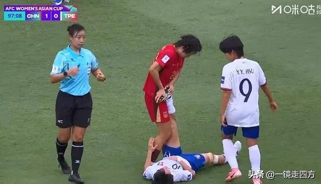 中国队与中国台北队比赛，既要赢球，也要显现出友好精神，这不，中国女足与中国台北女
