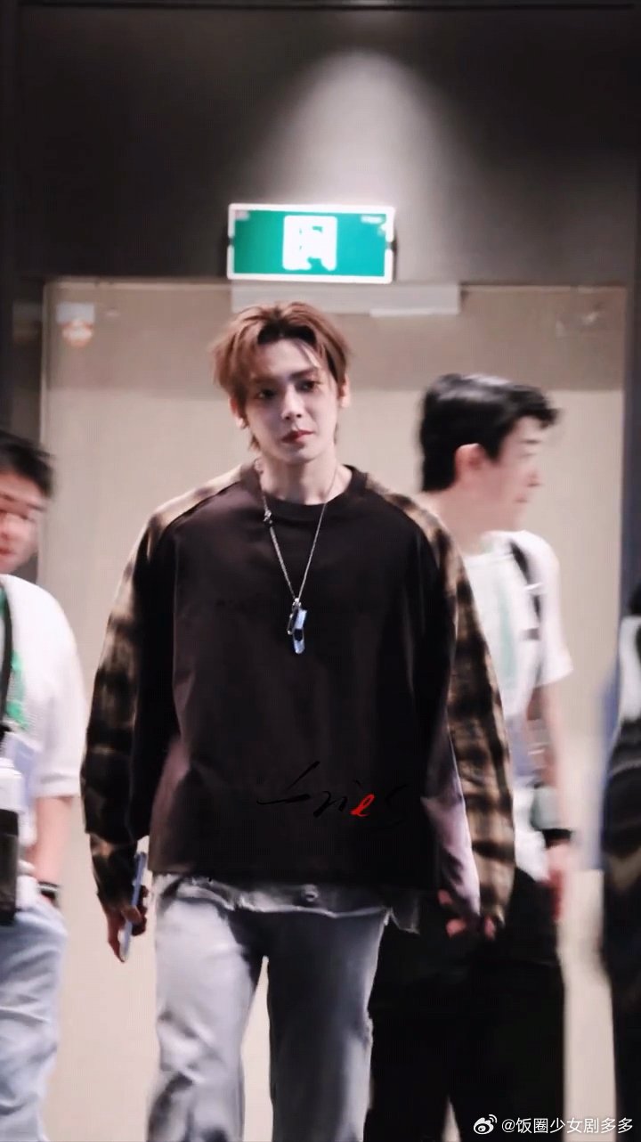 侯明昊切回歌手模式侯明昊私服帅成啥了侯明昊私服帅成啥了 