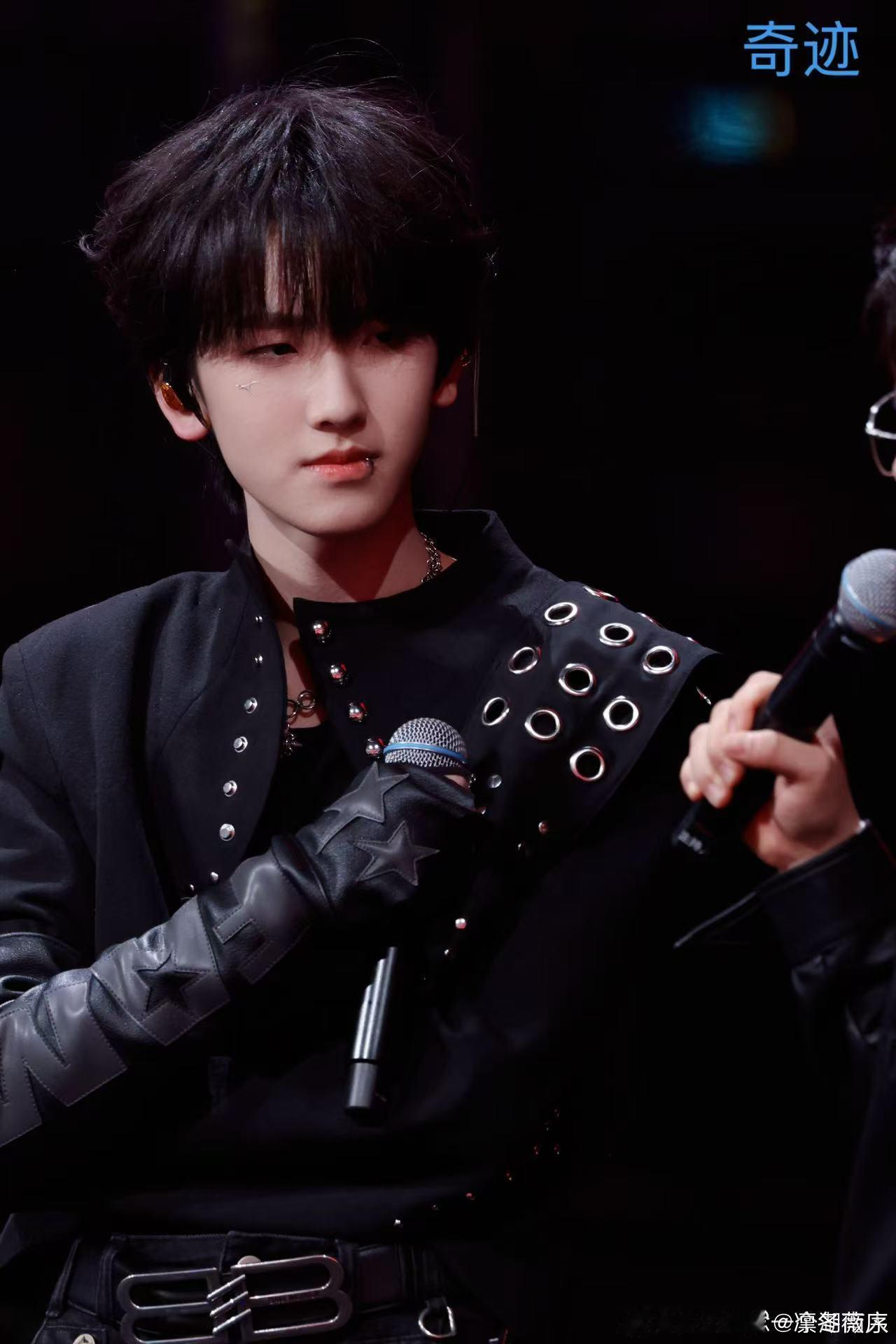 左奇函清冷学长氛围感左奇函清爽少年气 不张扬不油腻，清冷的高级感里裹着少年的干净