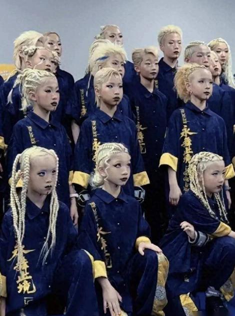 好好的小孩为啥画惨白乌唇黑眼圈？张洺团队搞阴间妆造毁童真谁能忍！赛事各方全都摆烂