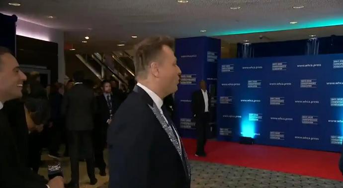 白宫晚宴安保闹出大笑话，美媒主持人麦克风没关疯狂吐槽白宫安保：随便找两人来看门敷