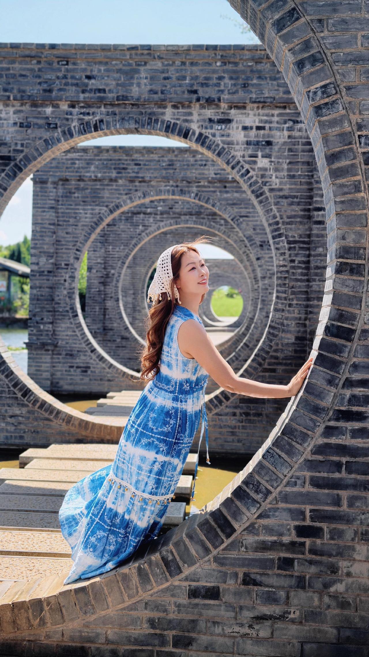 来云南旅行必穿的小裙子，它叫“洱海”呀！我为你原创设计扎染图案的印花背心裙，到云