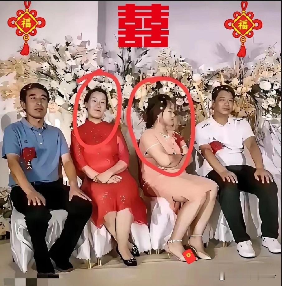 大喜之日，本该是阖家欢乐、喜气洋洋，可这对婆媳却哭丧着脸，仿佛头顶笼罩着一层阴云