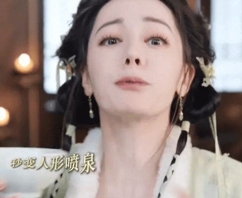 白日提灯明天就要播了，看了剧里热巴的几个片段，这演技真的是两眼一抹黑