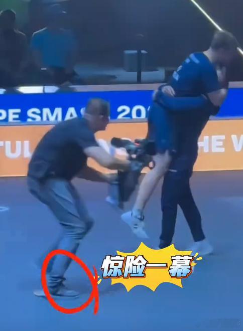 莫雷加德球拍被踩 莫雷加德夺冠时刻球拍也被摄影师结结实实踩了上去却安然无事，巴黎