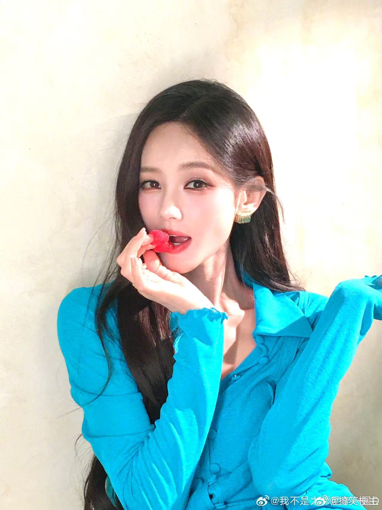 李现趴地上给李一桐拍照你好星期六 本来只是综艺里一个小小的互动环节，结果直接诞生