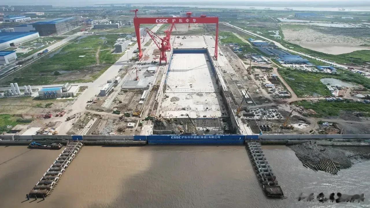 即将建成！沪东中华造船厂长兴2号船坞。
我们从最新图片可以看到，长兴2号船坞的建