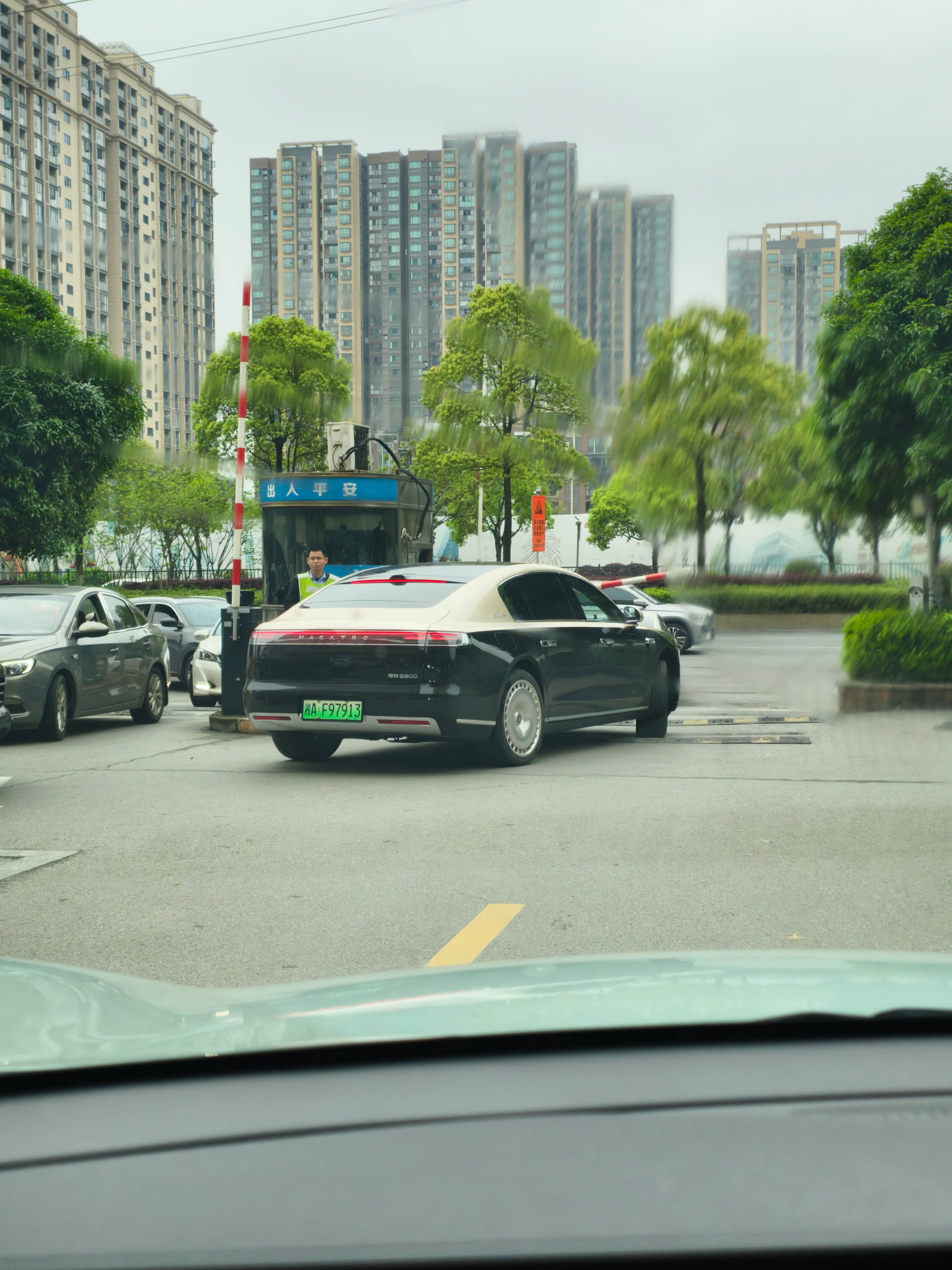 长沙还是蛮富裕的，一天看到三台尊界S800