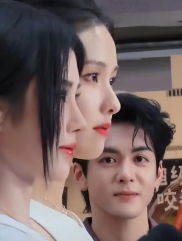 现场炸了，曾舜晞当着鞠婧祎的面，一个眼神直接把陈都灵推上风口。 他说大尺度戏是陈