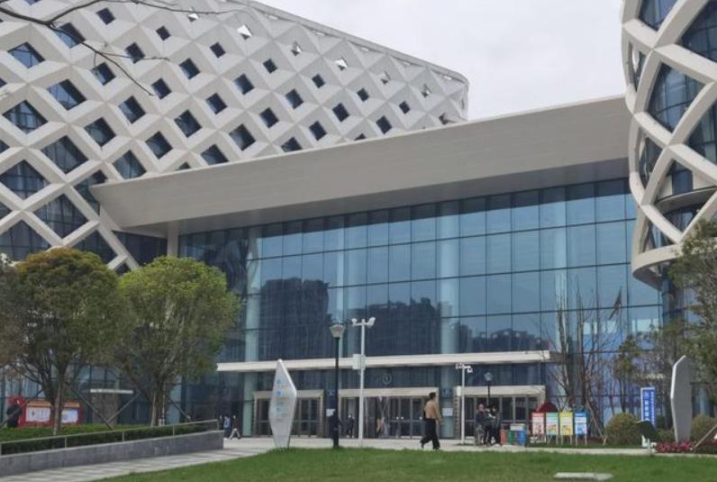 办人社业务别瞎跑！荆州官方咨询电话全整理，解决你的跑腿烦恼
办社保、找工作、维权