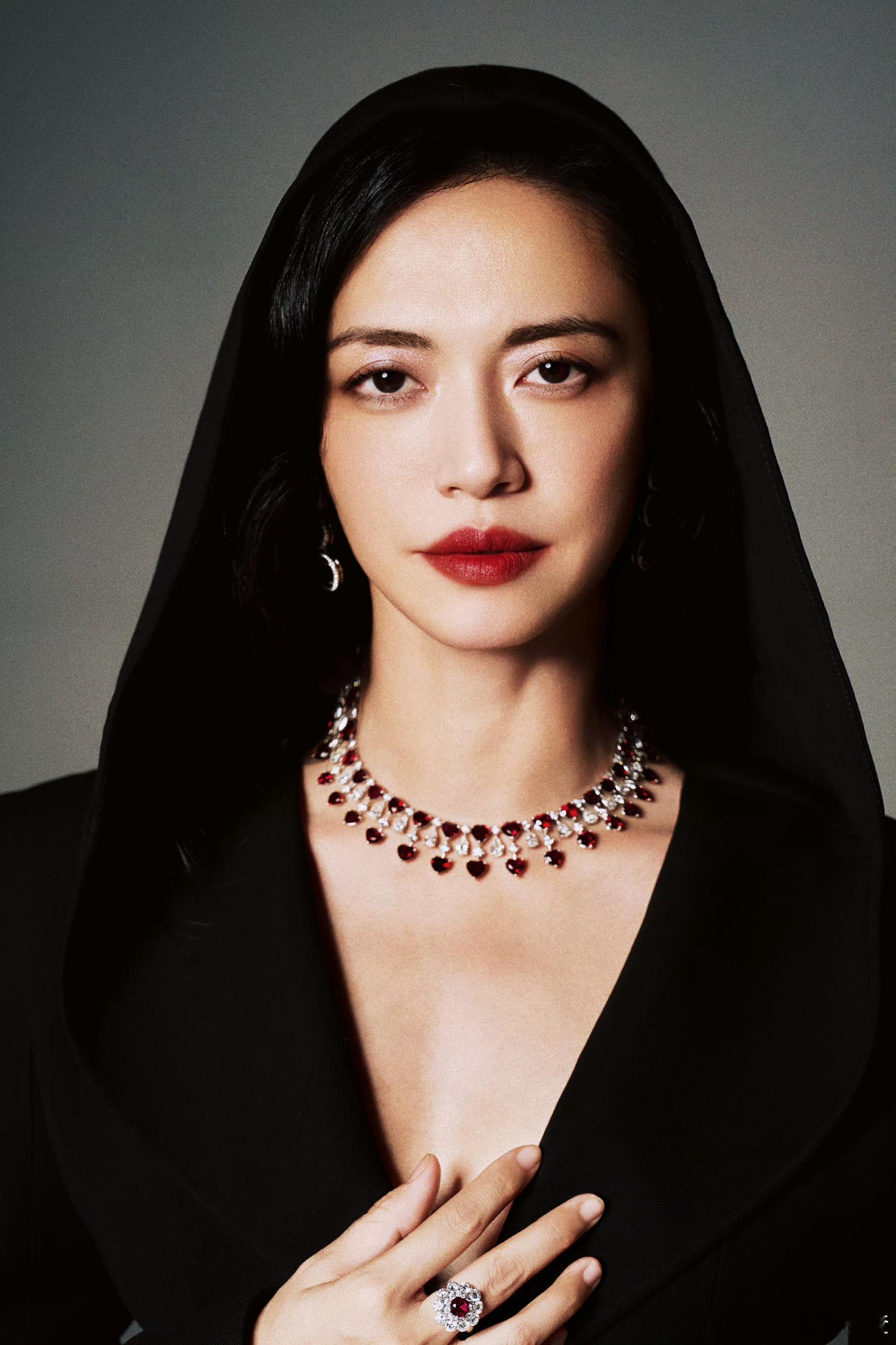 姚晨戴帽子这一下 精准踩在审美点上。黑西装的酷、红袜的媚、帽子的飒，在她身上融成