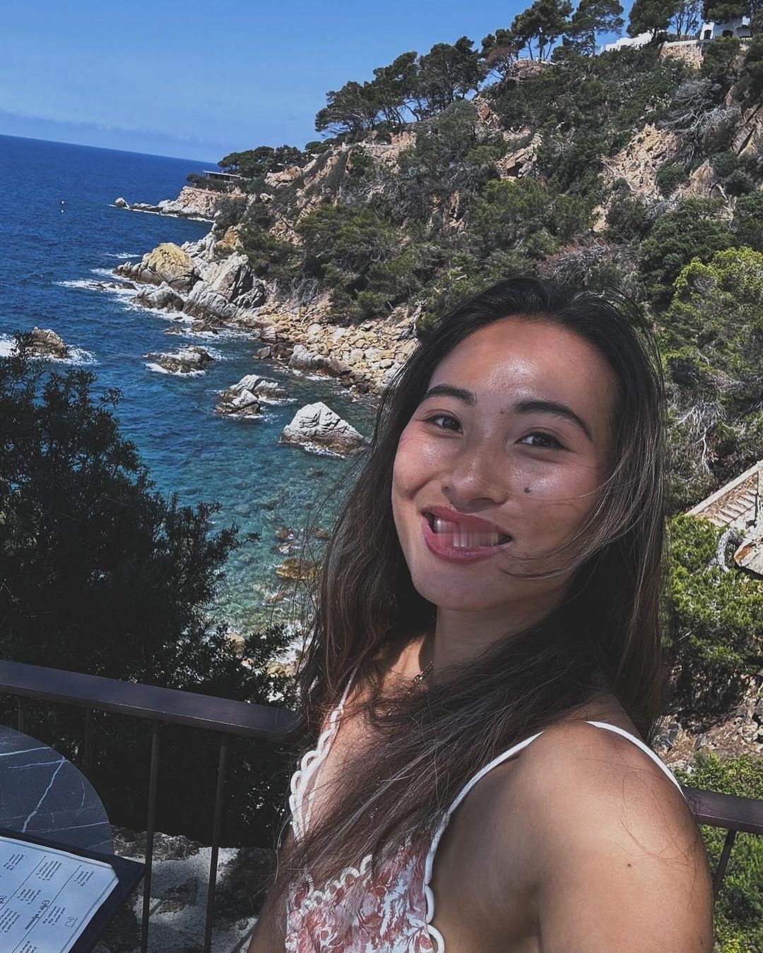 郑钦文法网后去散心啦她发文说到：大海让人感觉更平静草地赛季加油[心]#法网202