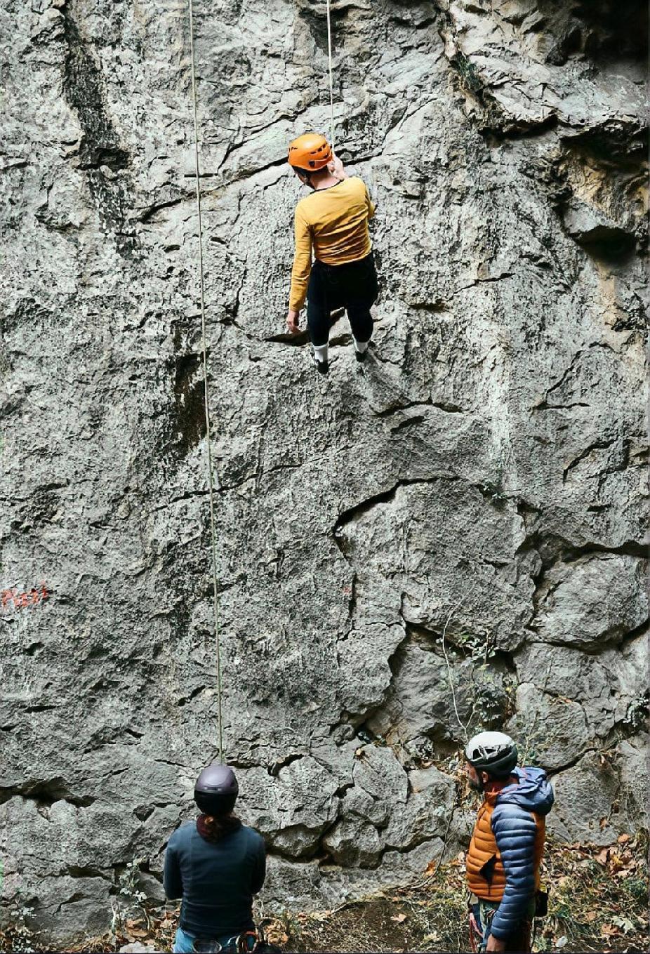 近日，一位爷爷背着1岁孙子徒手攀爬巨石的视频引发广泛争议，究竟是勇敢的探险还是不