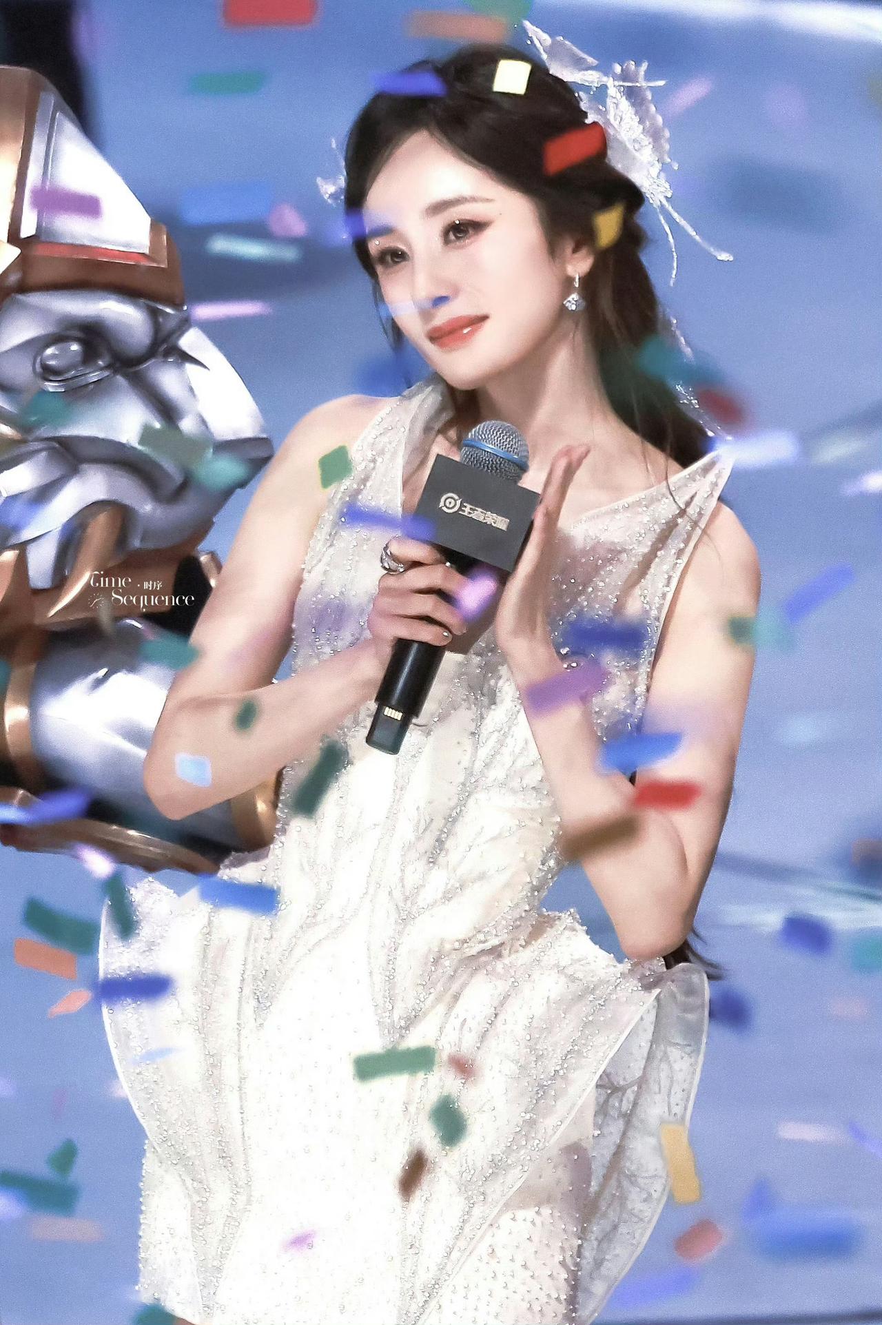 小王不愧是国产最赚钱的手游。
王者荣耀日活跃玩家达到了1.39亿。

杨幂真漂亮