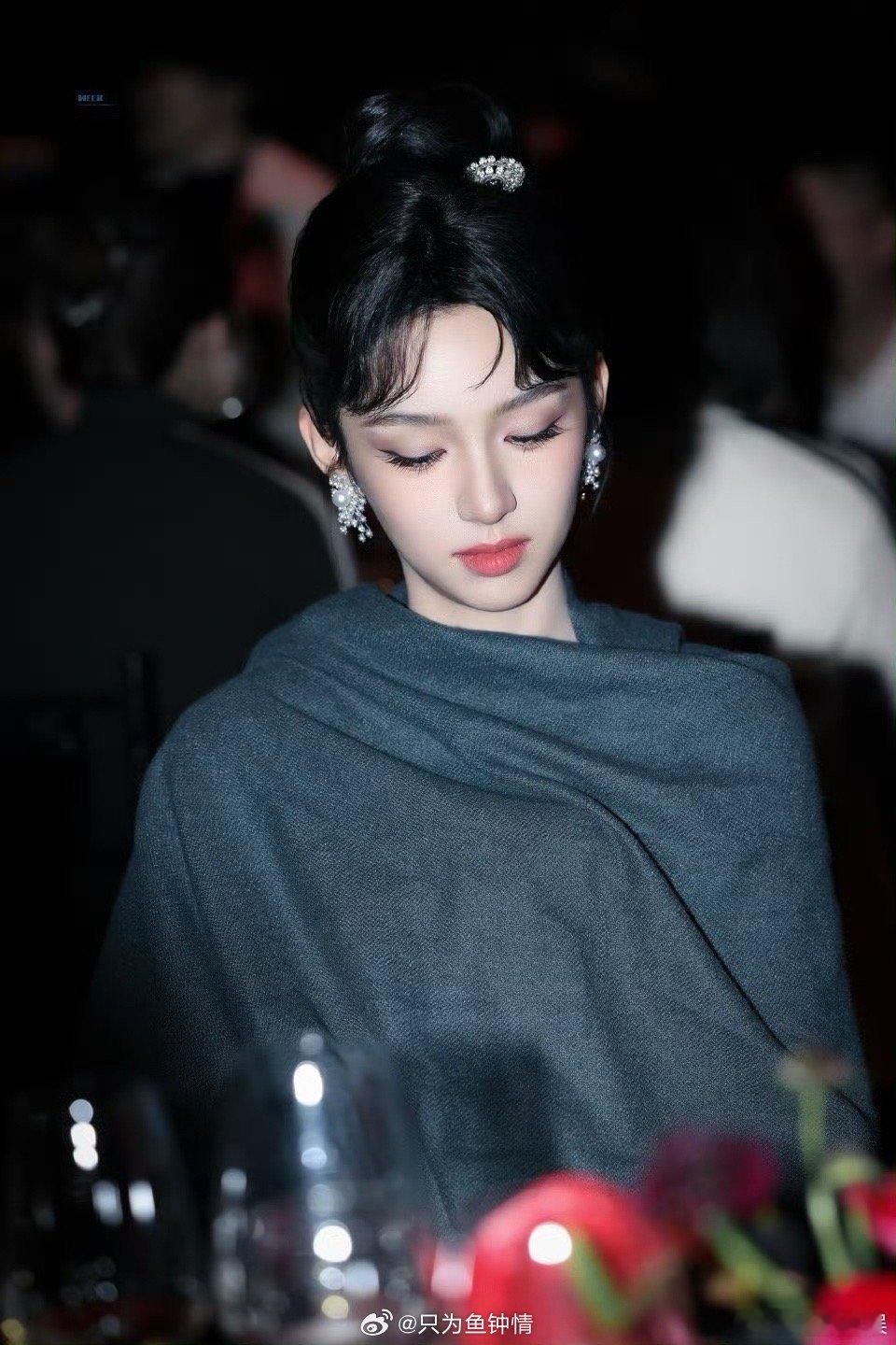 周也女主脸都是自带戏剧感的从狠戾少女到飒爽将军，周也的脸堪称“角色万能容器”。柳